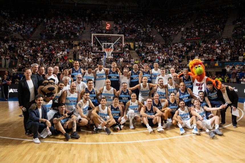 Fotografía cedida por Dale Play Live del equipo de baloncesto de Argentina, la Selección Dorada, posando este sábado en Buenos Aires (Argentina). EFE/ Dale Play Live