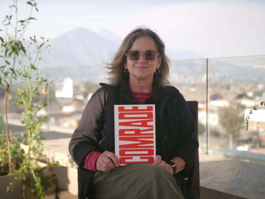 La historiadora y politóloga estadounidense Jodi Dean aparece durante una entrevista con EFE, en Santiago (Chile), donde dijo que “no hay diferencia” entre Kamala Harris y Donald Trump “en materia de inmigración, en su firme apoyo a Israel y el armamento de Ucrania”. EFE/ Pablo Mardones