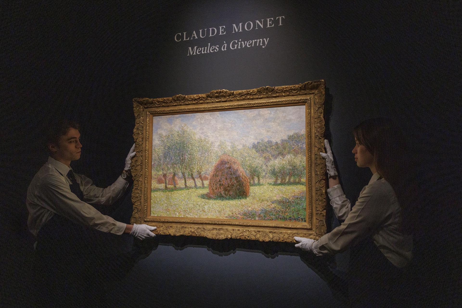 Fotografía de archivo de profesionales de arte que posan para la prensa con 'Meules à Giverny' de Claude Monet, en exhibición en la casa de subastas Sotheby's en Nueva York, Nueva York, EE.UU., el 3 de mayo de 2024. EFE/EPA/Sarah Yenesel