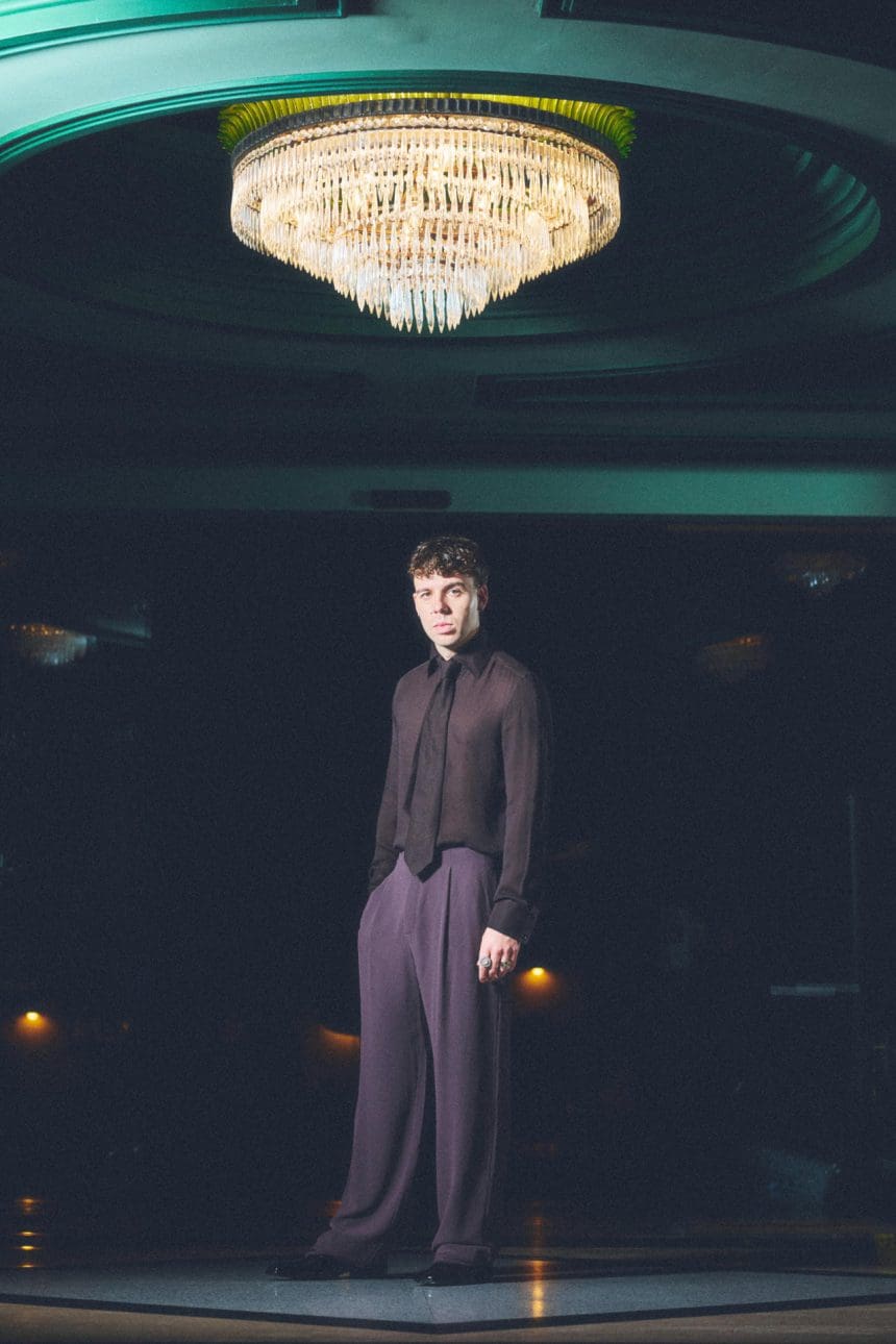 Fotografía cedida por Alex Cascallana del rapero español Quevedo, de 22 años, y nominado por Mejor Canción Urbana de los premios Latin Grammy. Quevedo, el cantante que más discos vendió en España en 2023, se sumará a la extensa lista de artistas que actuarán en la entrega de los premios Latin Grammy, que tendrán lugar el próximo 14 de noviembre en Miami (EE.UU.), indicó este lunes la organización. EFE/ Alex Cascallana