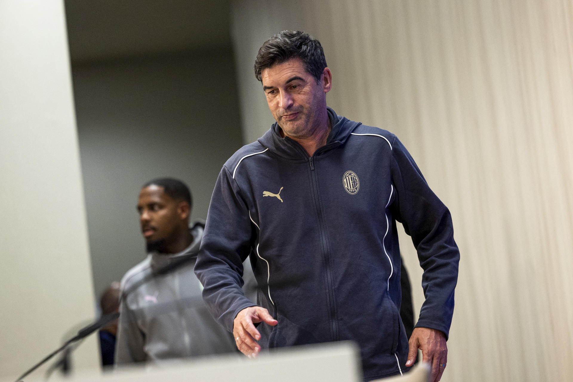 El entrenador del Milan, Paulo Fonseca, ofrece una rueda de prensa este lunes en Madrid, en la víspera de su encuentro de la Liga de Campeones ante el Real Madrid. EFE/ Daniel González
