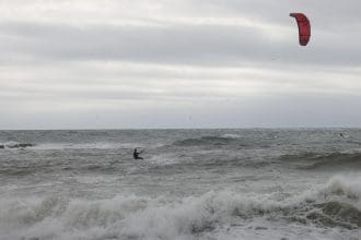 Imagen de archivo de un joven haciendo kitesurf en el mar. EFE/Toni Albir