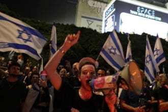 Manifestantes antigubernamentales salieron a las calles después de que el primer ministro israelí destituyera al ministro de Defensa, Yoav Gallant, en Tel Aviv, el 5 de noviembre de 2024. EFE/EPA/VASSIL DONEV