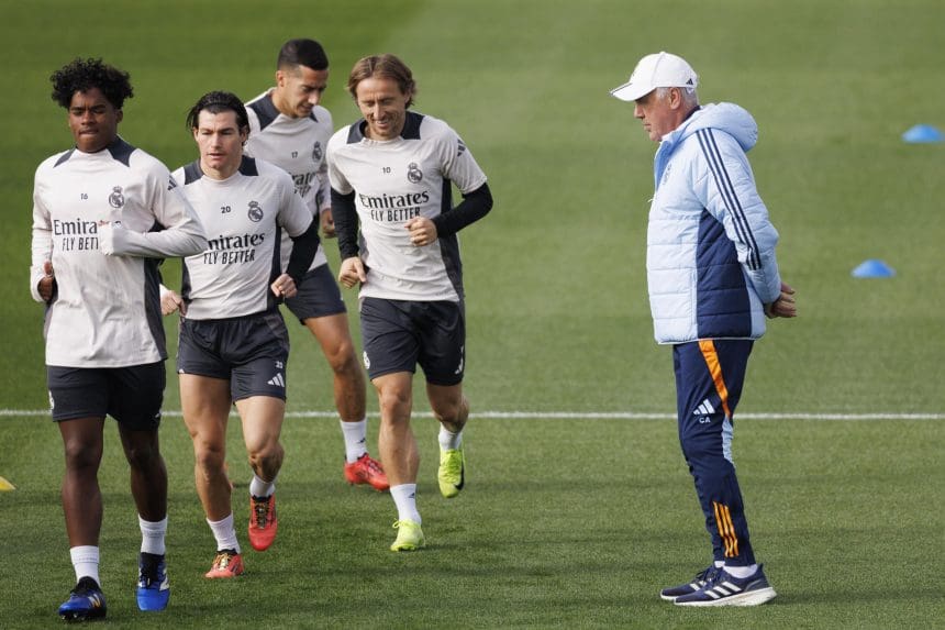 El entrenador del Real Madrid, Carlo Ancelotti durante el entrenamiento del equipo en la Ciudad Deportiva de Valdebebas, para preparar el partido de la cuarta jornada de la Liga de Campeones que mañana disputarán frente al AC Milan en el estadio Santiago Bernabéu de Madrid. EFE/Sergio Pérez