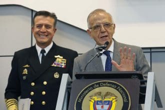 El ministro de la Defensa de Colombia, Iván Velásquez (d), y el comandante general de las Fuerzas Militares, Almirante Francisco Cubides, participan en una rueda de prensa este martes en Bogotá para anunciar una reorganización de las Fuerzas Militares del país. EFE/Mauricio Dueñas Castañeda