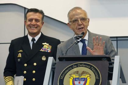 El ministro de la Defensa de Colombia, Iván Velásquez (d), y el comandante general de las Fuerzas Militares, Almirante Francisco Cubides, participan en una rueda de prensa este martes en Bogotá para anunciar una reorganización de las Fuerzas Militares del país. EFE/Mauricio Dueñas Castañeda
