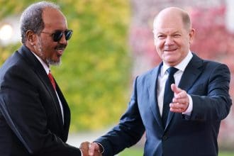 El canciller alemán Olaf Scholz (D) y el presidente de Somalia, Hassan Sheikh Mohamud, EFE/EPA/HANNIBAL HANSCHKE