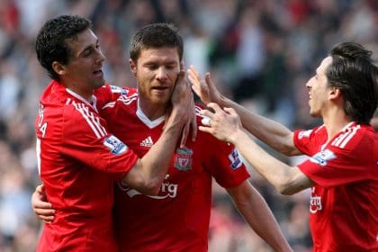 Xabi Alonso celebra un gol con el Liverpool junto a Arbeloa y Benayoun, en una foto de archivo. EFE/Lindsey Parnaby