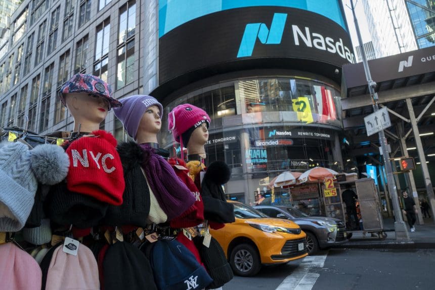 Unos automóviles transitan este miércoles frente al edificio de Nasdaq en Nueva York (EE.UU.). EFE/Ángel Colmenares