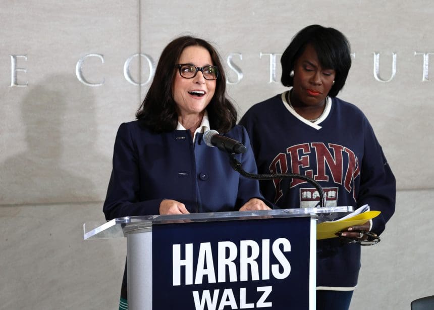 La actriz Julia Louis-Dreyfus (i) habla junto a la alcaldesa de Filadelfia, Cherelle Parker (d), durante una rueda de prensa en el centro de Filadelfia este lunes, en Pensilvania (Estados Unidos). EFE/ Octavio Guzmán