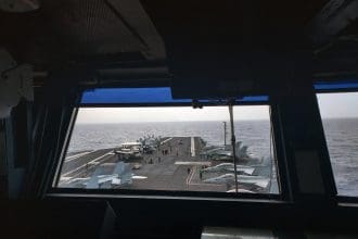 El portaaviones estadounidense Harry S. Truman navega frente a las costas españolas de Cádiz (suroeste) antes de entrar en el mar Mediterráneo por el estrecho de Gibraltar. EFE/Isabel Laguna
EFE/Isabel Laguna