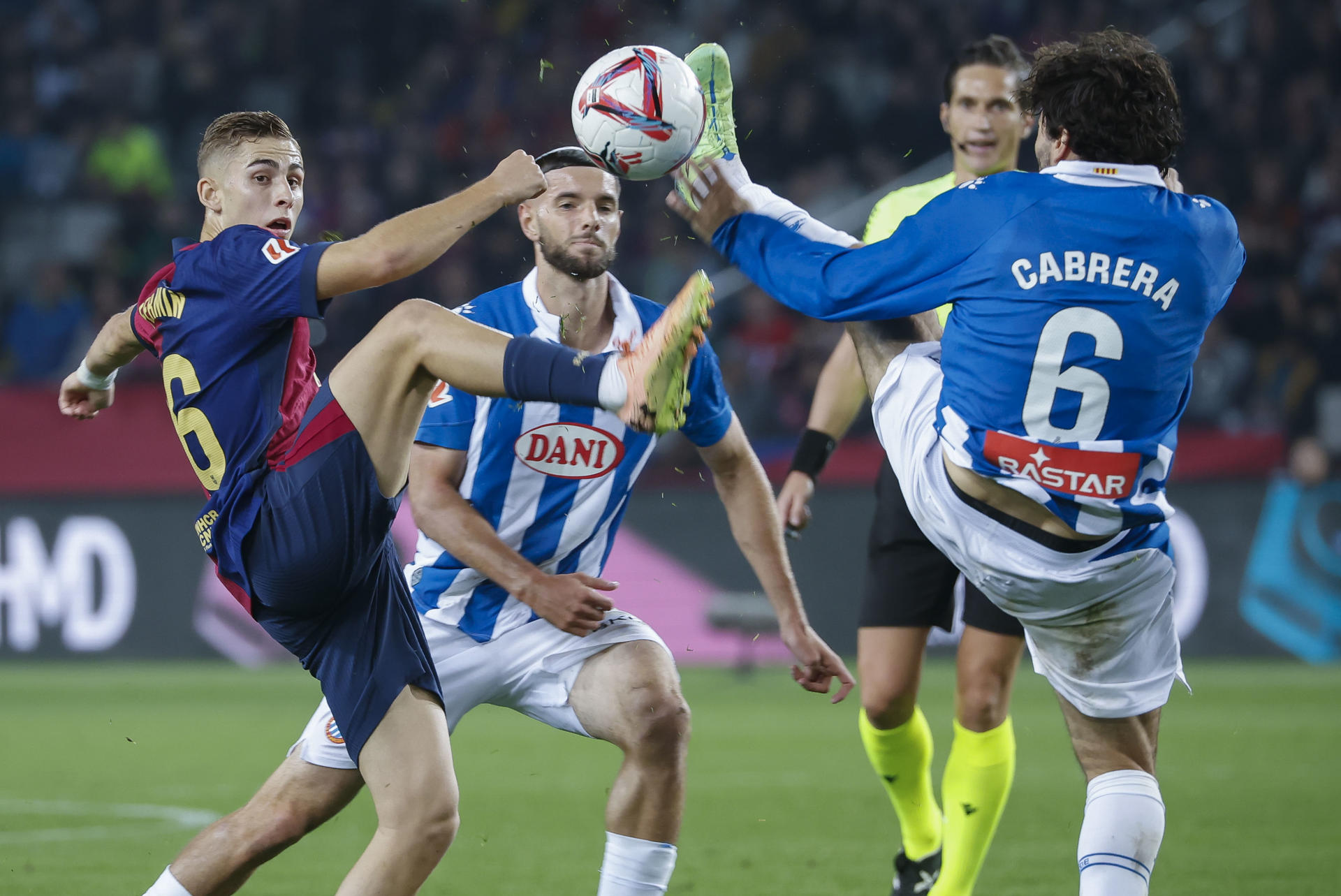 El centrocampista del FC Barcelona Fermín López (i) y el defensa del Espanyol Leandro Cabrera (d), en acción durante el partido de LaLiga que enfrentó al FC Barcelona contra el Espanyol este domingo en el Camp Nou en Barcelona. EFE/ Andreu Dalmau