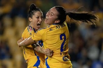 Natalia Colin (d) y Jennifer Hermoso de Tigres celebran un gol durante un partido de la jornada 17 del Torneo Clausura 2024 entre Tigres y Pachuca en el estadio Universitario Monterrey (México). Imagen de archivo. EFE/ Miguel Sierra
