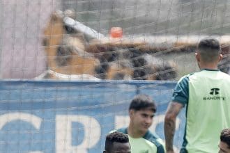 Julián Quiñones de la selección mexicana de fútbol participa en un entrenamiento en el Centro de Alto Rendimiento en la Ciudad de México (México). EFE/ Isaac Esquivel