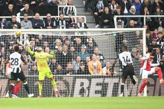 El delantero sueco del Newcastle Alexander Isak (2-d) logra el 1-0 durante el partido de la Premier League que han jugado Newcastle United y Arsenal FC, en Newcastle, Reino Unido. EFE/EPA/ADAM VAUGHAN