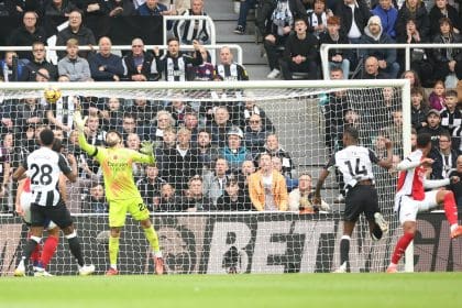 El delantero sueco del Newcastle Alexander Isak (2-d) logra el 1-0 durante el partido de la Premier League que han jugado Newcastle United y Arsenal FC, en Newcastle, Reino Unido. EFE/EPA/ADAM VAUGHAN