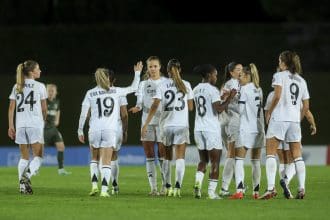 La delantera del Real Madrid Caroline Møller (c) celebra con sus compañeras tras marcar el 3-0 durante el partido entre Real Madrid y Celtic FC Women, en una foto de archivo. EFE/ Kiko Huesca