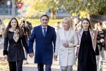 Chisinau (Moldova), 03/11/2024.- El candidato prorruso Alexandr Stoianoglo tras votar junto a sus mujer y sus dos hijas en la segunda y definitiva vuelta de las elecciones presidenciales en Moldavia.  (Elecciones, Moldavia) EFE/EPA/DUMITRU DORU