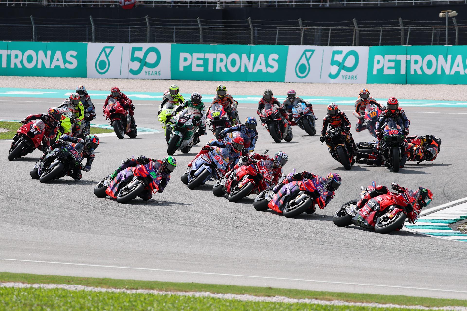 El italiano Francesco Bagnaia lidera el grupo durante el GP de Malasia de motociclismo, en Sepang. EFE/EPA/FAZRY ISMAIL