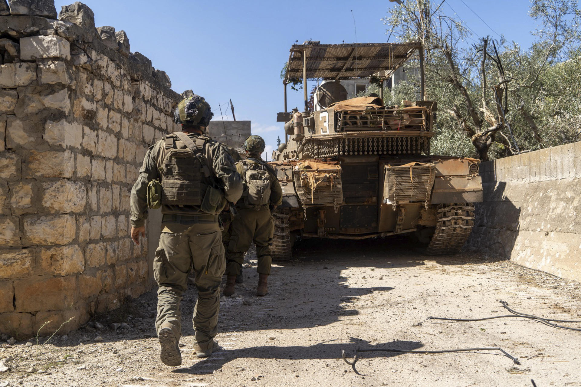 El Ejército israelí mantiene su ofensiva en el sur de Líbano, donde en los últimos días destruyó un par de bases subterráneas del grupo chií Hizbulá cercanas a la frontera, según un comunicado castrense. Durante sus operaciones, las tropas de la Brigada 646 ubicaron una "infraestructura subterránea" bajo una zona montañosa, que se extendía unos 70 metros y estaba equipada con suministros para largas estancias. Los soldados también encontraron otra estructura subterránea con armas y dependencias. Ambas estructuras fueron destruidas y las armas confiscadas. EFE/Ejército Israel/SOLO USO EDITORIAL/SOLO DISPONIBLE PARA ILUSTRAR LA NOTICIA QUE ACOMPAÑA (CRÉDITO OBLIGATORIO)
