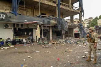 Un soldado del ejército libanés monta guardia cerca de un edificio dañado tras un ataque militar israelí en Hadath, en los suburbios del sur de Beirut, el 2 de noviembre de 2024. EFE/EPA/WAEL HAMZEH