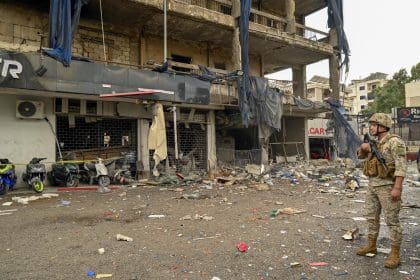 Un soldado del ejército libanés monta guardia cerca de un edificio dañado tras un ataque militar israelí en Hadath, en los suburbios del sur de Beirut, el 2 de noviembre de 2024. EFE/EPA/WAEL HAMZEH
