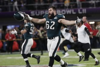 Fotografía de archivo del exjugador de fútbol americano Jason Kelce. EFE/TANNEN MAURY