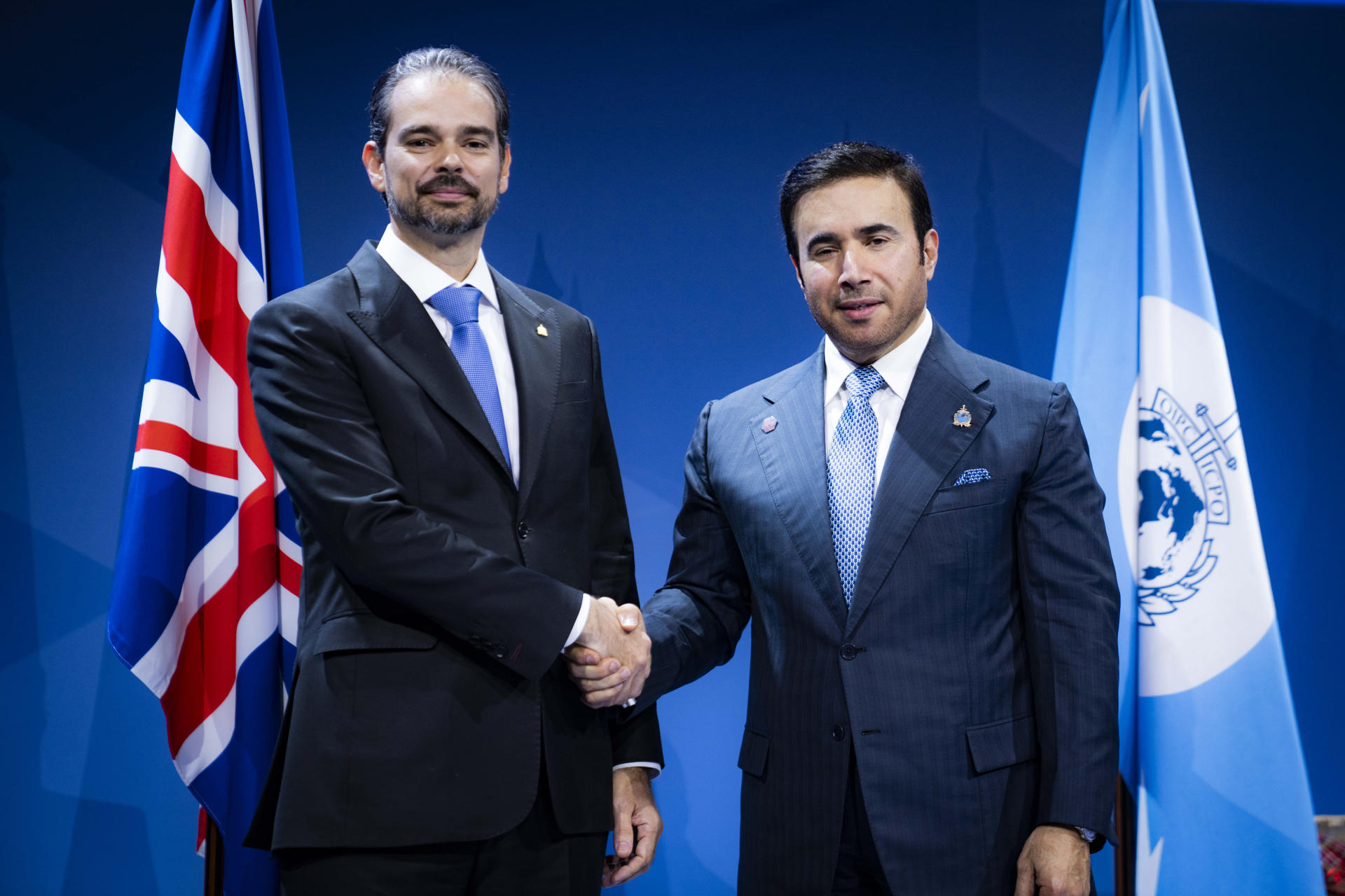 La 92 Asamblea General de Interpol, que se celebra en Glasgow (Escocia), eligió este martes al brasileño Valdecy Urquiza (i) como el nuevo secretario general de la organización, quien, según su presidente, Ahmed Naser Al-Raisi (d), "representa el futuro" del organismo. EFE/ Interpol SÓLO USO EDITORIAL / SÓLO DISPONIBLE PARA ILUSTRAR LA NOTICIA QUE ACOMPAÑA (CRÉDITO OBLIGATORIO)