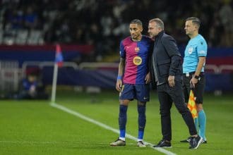 El delantero brasileño del FC Barcelona Raphinha, recibe indicaciones del técnico blaugrana, el alemán Hansi Flick. EFE / Alejandro García.