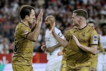 El capitán de la Real Sociedad, Mikel Oyarzabal (izda), celebra con su compañero Zubimendi el segundo gol conseguido ante el Sevilla FC, durante el partido de LaLiga que les enfrentó en el estadio Sánchez Pizjuán de Sevilla este domingo. EFE/José Manuel Vidal