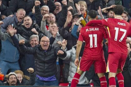 El delantero del Liverpool Mohamed Salah celebra el 2-1 durante el partido de la Premier League que han jugado Liverpool FC y Brighton & Hove Albion, en Liverpool, Reino Unido. EFE/EPA/PETER POWELL