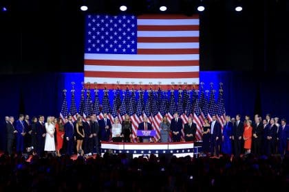 El candidato presidencial estadounidense por el partido republicano Donald Trump, se proclama vencedor de las elecciones ante sus seguidores en el centro de Convenciones de Palm Beach en Florida, Estados Unidos. EFE/ Cristobal Herrera-Ulashkevich