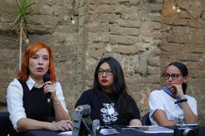Las integrantes del colectivo ‘Mirada Tapatía’, Fabiola Rosales (i), Mariana Hernández (c) y Claudia López (d) participan en una rueda de prensa para presentar el programa de actividades de la 17 edición del Encuentro Fotográfico México (EFM) este jueves en Guadalajara (México). EFE/ Francisco Guasco