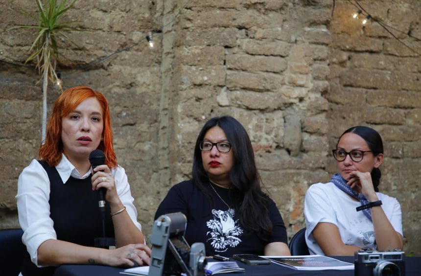 Las integrantes del colectivo ‘Mirada Tapatía’, Fabiola Rosales (i), Mariana Hernández (c) y Claudia López (d) participan en una rueda de prensa para presentar el programa de actividades de la 17 edición del Encuentro Fotográfico México (EFM) este jueves en Guadalajara (México). EFE/ Francisco Guasco