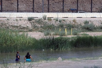 Fotografía de archivo en donde se ven dos mujeres migrantes mientras cruzan el río Bravo (río Grande), frontera natural entre Estados Unidos y México. EFE/Luis Torres