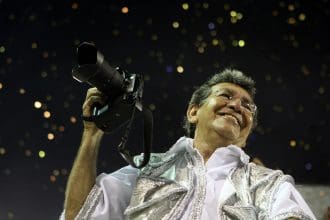 Fotografía de archivo en donde se ve al fotógrafo brasileño Evandro Teixeira en Rio de Janeiro. EFE/ MARCELO SAYAO