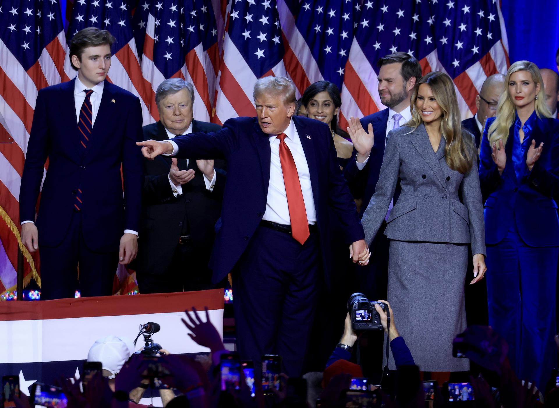 Donald Trump (c), junto a su esposa, Melania Trump (d), y su hijo Barron Trump (i), se proclama vencedor de las elecciones presidenciales de EE.UU. ante sus seguidores en el centro de Convenciones de Palm Beach en Florida. EFE/ Cristobal Herrera-Ulashkevich