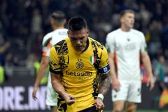 El jugador del Inter Mila Lautaro Martinez celebra el 1-0 durante el partido de la Serie A que han jugado Inter Milan y Venezia FC en el Giuseppe Meazza stadium en Milan, Italia. EFE/EPA/NICOLA MARFISI
