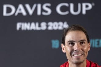 Rafa Nadal muestra su ambición de jugar en la rueda de prensa previa a las finales de Copa Davis, donde dijo que no ha viajado a Málaga con la selección española “para retirarse”, sino para intentar ayudar al equipo “a ganar” la Ensaladera, aunque todavía no esté confirmada su participación, algo que “mañana” decidirá el capitán, David Ferrer. EFE/Daniel Pérez