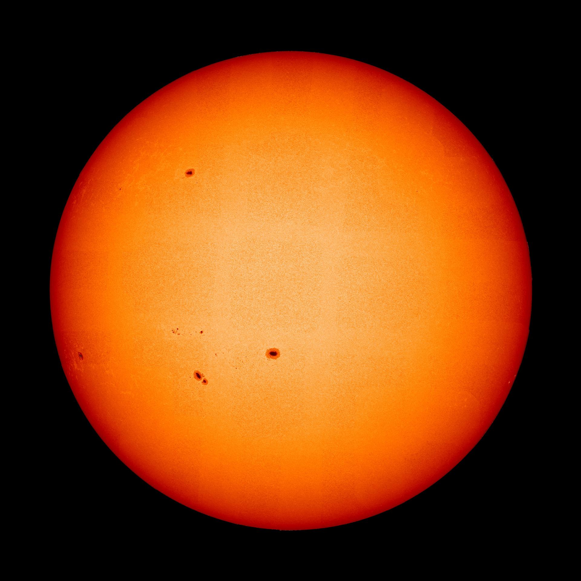 Esta imagen muestra el Sol en luz visible. Fue tomada por el instrumento "PHI" a bordo de la nave espacial Solar Orbiter el 22 de marzo de 2023. Lo más llamativo son las manchas solares, parecen manchas oscuras, o agujeros, en la superficie lisa. Crédito: ESA/NASA/Solar Orbiter/Equipo PHI.