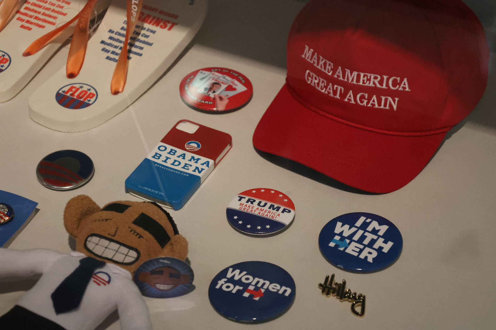 Fotografía del 30 de octubre de 2024 de una colección de cerca de 100.000 objetos utilizados en eventos políticos y campañas electoralesen Washington (EE.UU). EFE/ Octavio Guzmán