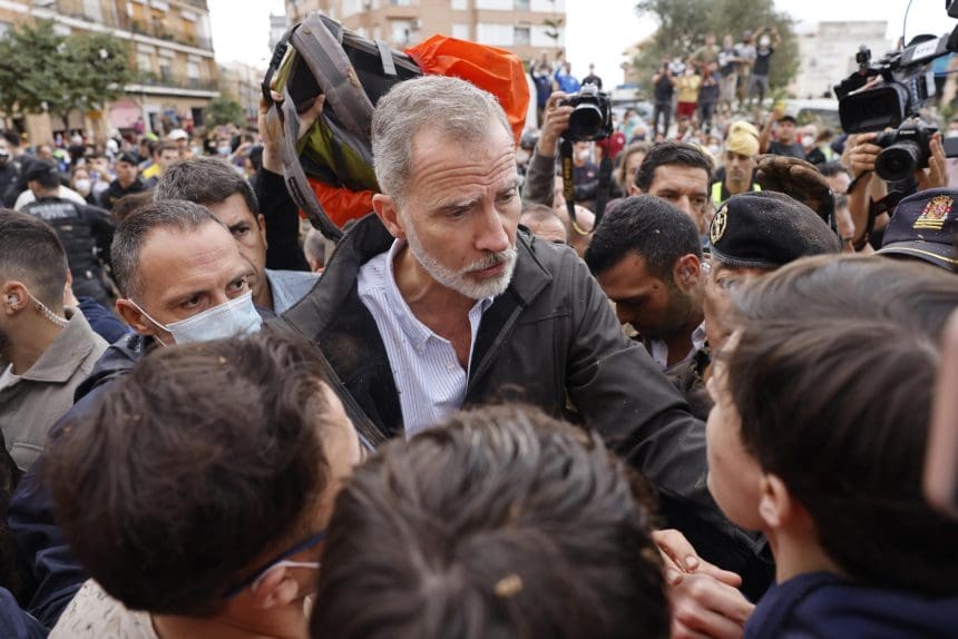 PAIPORTA (VALENCIA, ESPAÑA), 03/11/2024.- El rey Felipe habla con vecinos indignados, durante su visita a Paiporta este domingo. Gritos de 'fuera', así como lanzamiento de barro, están recibiendo a la comitiva de los reyes de España, el presidente del Gobierno, Pedro Sánchez, y el president de la Generalitat, Carlos Mazón, a su llegada al centro de Paiporta. Numerosas personas indignadas han recibido con insultos a la comitiva y se han encarado con ella, mientras que tanto el rey como la reina ha intentado mediar con jóvenes que se les han acercado. EFE/Ana Escobar