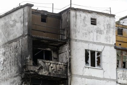 Kiev (Ucrania), 02/11/2024.- Un edificio dañado por el ataque de un dron ruso en un área residencial de Kiev, este sábado 2 de noviembre. EFE/EPA/SERGEY DOLZHENKO