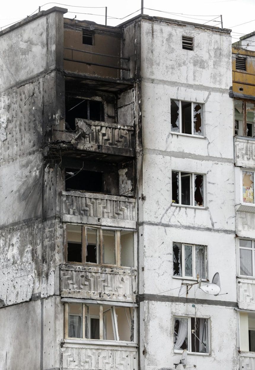 Kiev (Ucrania), 02/11/2024.- Un edificio dañado por el ataque de un dron ruso en un área residencial de Kiev, este sábado 2 de noviembre. EFE/EPA/SERGEY DOLZHENKO