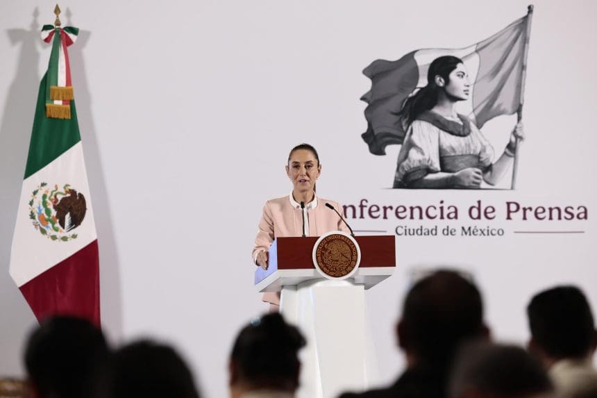 La presidenta de México Claudia Sheinbaum, participa este jueves durante una rueda de prensa en Palacio Nacional de la Ciudad de México (México). EFE/José Méndez