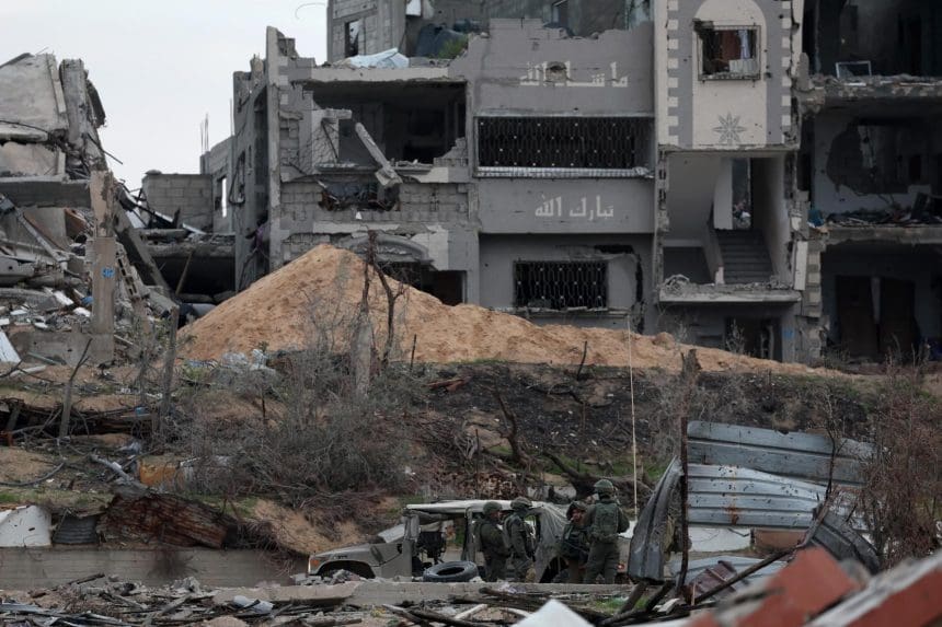 Foto de archivo de soldados israelíes junto a un vehículo militar cerca de edificios destruidos en la localidad palestina de Beit Lahia, en las afueras de la ciudad de Gaza. EFE/EPA/ATEF SAFADI