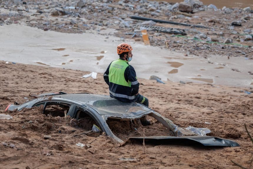 Continúan las labores de limpieza y desescombro en Paiporta, Valencia, uno de los municipios gravemente afectados por el paso de la DANA el pasado martes, 29 de octubre. EFE/ Biel Aliño