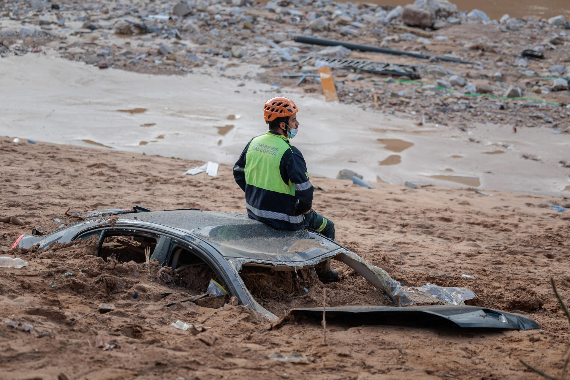 Continúan las labores de limpieza y desescombro en Paiporta, Valencia, uno de los municipios gravemente afectados por el paso de la DANA el pasado martes, 29 de octubre. EFE/ Biel Aliño