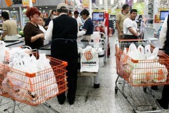 Fotografía de archivo que muestra a varias personas mientras hacen compras en un supermercado. EFE/ Guillermo Perea