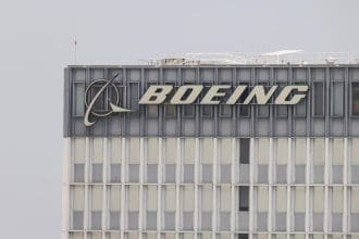 Fotografía de archivo en donde el logotipo de Boeing se muestra en uno de sus edificios en El Segundo, California, EE.UU. EFE/CAROLINE BREHMAN